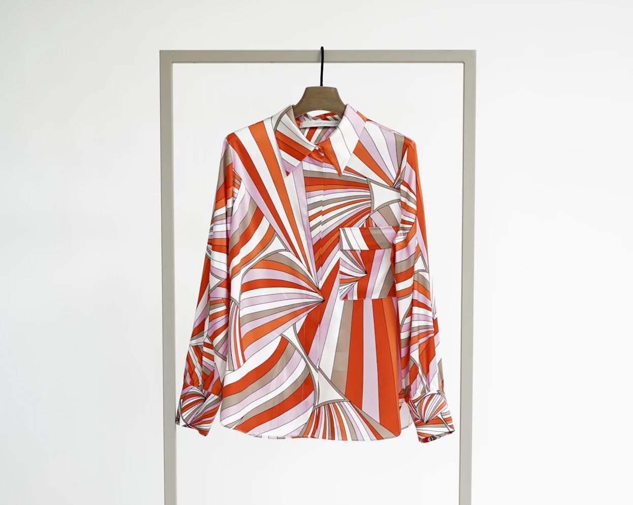 HERZEN'S ANGELEGENHEIT GRAPHIC PRINT SHINY SILK BLOUSE